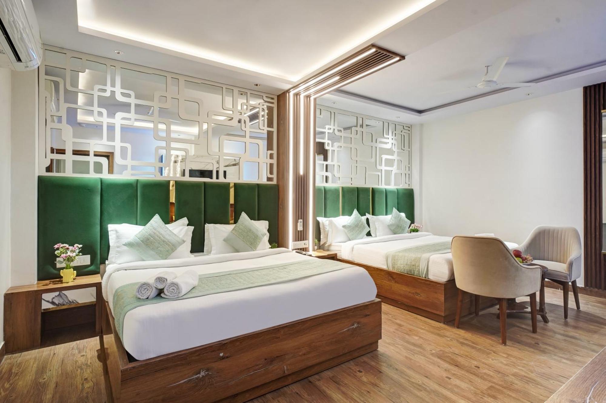 Hotel Saina International New Delhi Buitenkant foto
